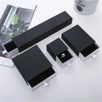 Prazna poklon kutija za naušnice